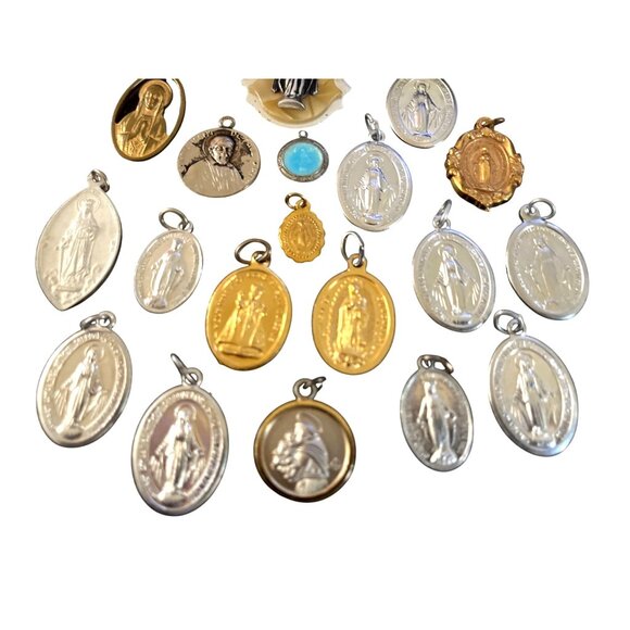 VTG Lot Of 21 Religious Medals Pendants Various Sizes Gold Silver Tone - Picture 2 of 4